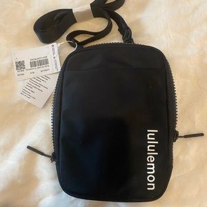 Lululemon crossbody bag brand new with tags ;) perfect for gym and running